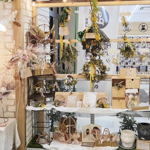 ミモザのミニリースプレゼント！春を彩るフラワーアレンジ