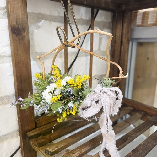 ミモザのミニリースプレゼント！春を彩るフラワーアレンジ