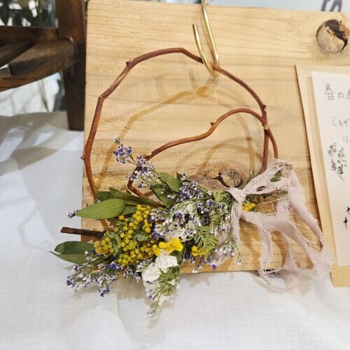 ミモザのミニリースプレゼント！春を彩るフラワーアレンジ